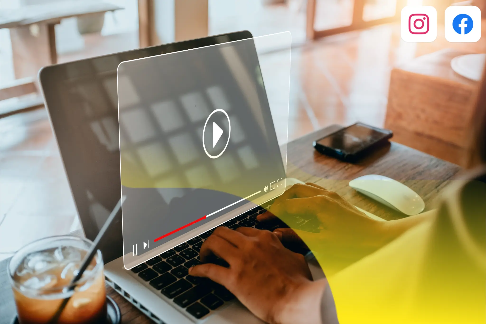 Persoană care creează conținut video pentru Facebook și Instagram Ads pe laptop